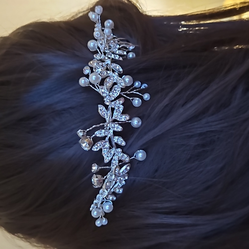 Bridal headpiece / hair vine